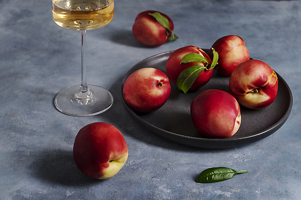 포토 JPG 해외이미지 접시 잎 와인잔 회색배경 나뭇잎 실내 사람없음 달콤 화이트와인 복숭아 복숭아주스 해외포토 식물 식기 백그라운드 술잔 과일 내부 와인 회색 맛 과일주스 파일형식 이미지허브