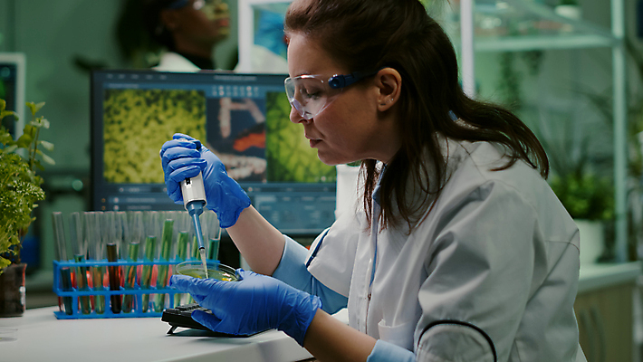 포토 JPG 해외이미지 응시 여자 과학 실내 실험기구 실험 한명 들기 앉기 상반신 성인 옆모습 모니터 실험복 실험실 과학자 샬레 연구소 성인여자한명만 방호복 해외포토 직업 1 시선 옷 뷰포인트 모션 사람 내부 컴퓨터 가운 학자 여자한명만 성인여자만 파일형식 이미지허브