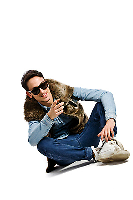 포토 JPG 해외이미지 백인 운동화 신발 컨셉 한명 미소 소년 유행 환경 흰색 도시 트레이너 고립 해외포토 서양인 1 남자 어린이 컬러 표정 사람 헬스 파일형식 이미지허브