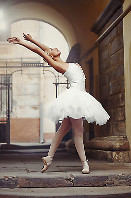 포토 JPG 해외이미지 전신 여자 예술 한명 성인 옆모습 우아함 유연 발레리나 역동적 발레복 발레동작 손뻗기 단아함 성인여자한명만 해외포토 1 옷 뷰포인트 포즈 컨셉 모션 사람 발레 여자한명만 성인여자만 파일형식 이미지허브