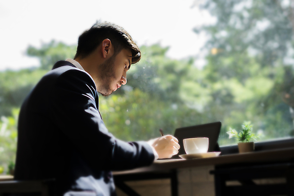 포토 JPG 해외이미지 직업 디자인 남자 커피 비즈니스 노동자 한명 사람 성인 목재 컵 노트북 컴퓨터 알약 상점 공책 카페 업무 작업 비즈니스맨 무선전화기 스마트 단절 프리랜서 해외포토 나무 1 식기 음료 컨셉 재료 문구용품 전자제품 약 직장인 전화기 파일형식 이미지허브