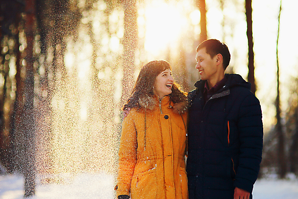 포토 JPG 해외이미지 백인 커플 여자 남자 행복 겨울 가족 남편 함께함 미소 동양인 두명 우정 아내 숲 다인종 혼혈 해외포토 서양인 계절 감정 컨셉 관계 표정 사람 인종 친구 다문화 파일형식 이미지허브