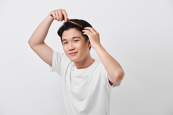 포토 JPG 해외이미지 응시 남자 실내 한명 들기 동양인 상반신 성인 옆모습 뷰티 머리빗 흰배경 머리손질 헤어관리 자기관리 성인남자한명만 그루밍족 해외포토 1 시선 뷰포인트 백그라운드 모션 사람 인종 내부 흰색 미용용품 남자한명만 성인남자만 파일형식 이미지허브