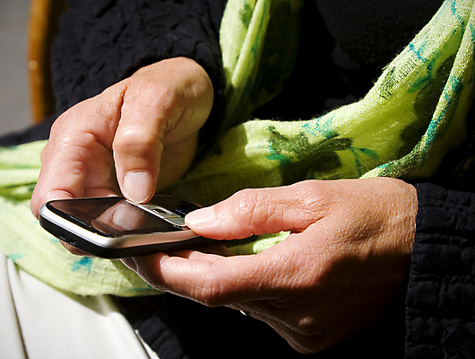 포토 JPG 해외이미지 손 여자 텍스트 통신 모바일 세포 관리 사람 사람없음 야외 가로 스마트폰 기록 메시지 전화기 문자메시지 해외포토 신체부위 핸드폰 스마트기기 파일형식 이미지허브