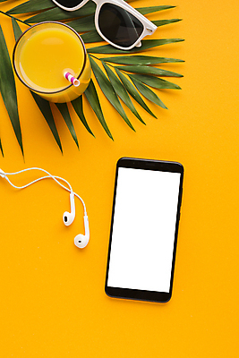 포토 JPG 해외이미지 이어폰 실내 사람없음 스마트폰 주황색 오렌지주스 목업 해외포토 컬러 음향기기 내부 핸드폰 스마트기기 과일주스 파일형식 이미지허브