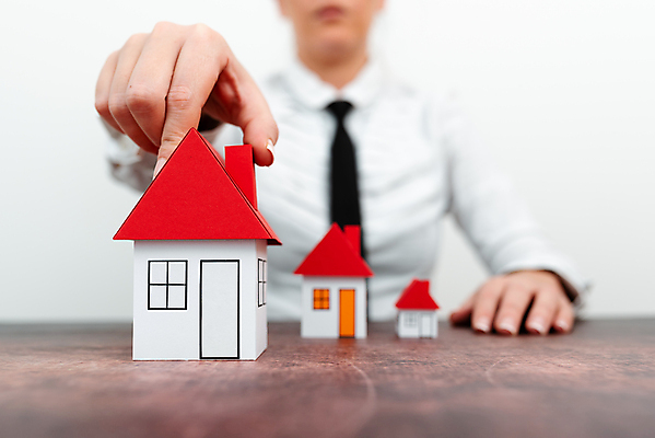 포토 JPG 해외이미지 여자 부동산 주택 한명 정장 상반신 성인 앞모습 아웃포커스 성장 잡기 비즈니스우먼 투자 건축모형 성인여자한명만 해외포토 1 옷 뷰포인트 비즈니스 모션 촬영기법 사람 건물 모형 직장인 재산 여자한명만 성인여자만 파일형식 이미지허브