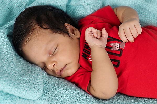 포토 JPG 해외이미지 응시 옷 행복 아들 어린이 휴식 실내 건강 한명 소년 빨간색 뷰티 평화 침묵 침실 흰색 침대 아기 신생아 잠 달콤 작음 피부 부드러움 거짓말 돌봄 천진난만 해외포토 1 시선 남자 감정 컬러 가구 컨셉 가족 모션 사람 내부 신체부위 소리 감각 맛 크기 파일형식 이미지허브