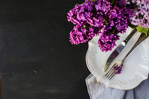 포토 JPG 해외이미지 식기 접시 포크 검은배경 사람없음 나이프 라일락 해외포토 꽃 백그라운드 검은색 칼 파일형식 이미지허브