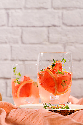 포토 JPG 해외이미지 잔 실내 사람없음 자몽 두잔 과일조각 나무받침 백리향 자몽에이드 자몽주스 해외포토 식기 조각 2 과일 내부 목재 과일주스 받침대 에이드 파일형식 이미지허브