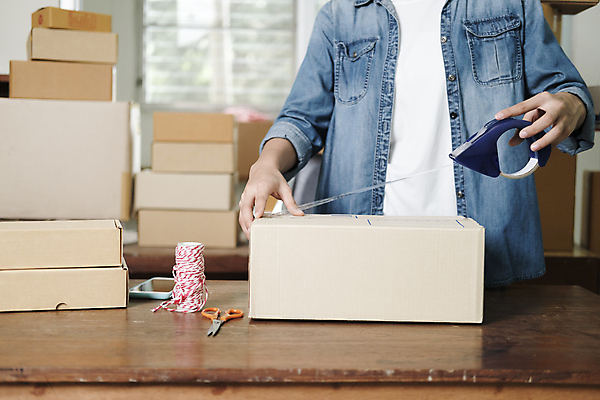 포토 JPG 해외이미지 여자 한명 상반신 성인 쌓기 실 택배 테이프 온라인쇼핑 택배상자 박스포장 붙이기 온라인쇼핑몰 성인여자한명만 해외포토 1 포장 모션 문구용품 사람 쇼핑 상자 운송업 쇼핑몰 온라인 여자한명만 성인여자만 파일형식 이미지허브