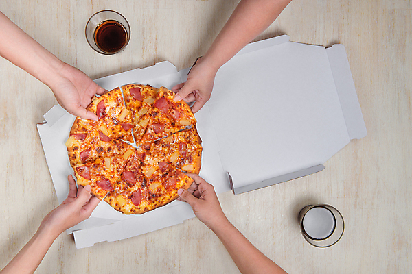 포토 JPG 해외이미지 손 피자 패스트푸드 실내 들기 신체부위 하이앵글 잡기 인스턴트 콜라 나무배경 해외포토 음식 뷰포인트 백그라운드 모션 서양음식 사람 내부 탄산음료 파일형식 이미지허브