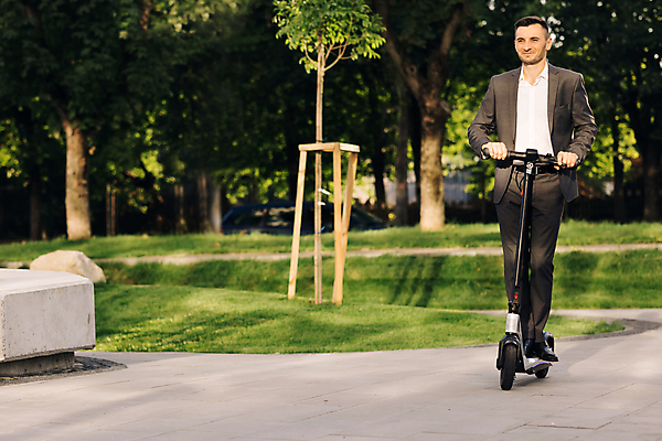 포토 JPG 해외이미지 라이프스타일 도로 포즈 비즈니스 교통시설 거리 한명 사람 야외 유행 환경 스쿠터 도시 업무 비즈니스맨 승차 속도 경영자 에코 친환경 생태계 해외포토 1 남자 길 교통 모션 생활 오토바이 작업 직장인 시설 리더 파일형식 이미지허브