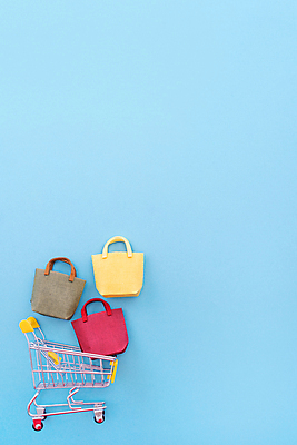 포토 JPG 해외이미지 가방 실내 사람없음 쇼핑 쇼핑카 미니어처 오브젝트 파란배경 해외포토 잡화 백그라운드 내부 파란색 모형 카트 파일형식 이미지허브