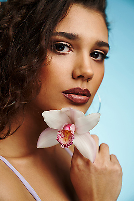 포토 JPG 해외이미지 모델 여자 꽃 얼굴 포즈 백그라운드 장신구 갈색머리 한명 사람 뷰티 유행 귀걸이 자신감 화려 난초 우아함 닫기 유혹 입술 스타일 해외포토 식물 1 헤어스타일 감정 컨셉 모션 신체부위 파일형식 이미지허브