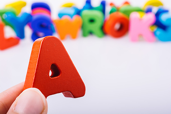 포토 JPG 해외이미지 알파벳 손가락 실내 영어교육 들기 아웃포커스 신체부위 블록 흰배경 교구 A 해외포토 손 영어 교육 백그라운드 모션 촬영기법 사람 내부 흰색 파일형식 이미지허브