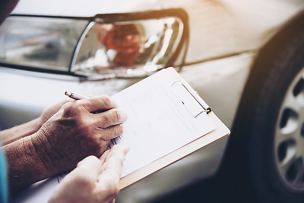 포토 JPG 해외이미지 1 손 남자 종이 도로 교통시설 자동차 사람 성인 사람없음 카메라 손상 시험 기록 수리 충돌 사건 중개인 보고서 그림 문서 보험 깨짐 돌봄 서류판 자동 장교 적자 주장 해외포토 직업 교육 길 육상교통 교통 컨셉 모션 신체부위 전자제품 사무용품 시설 파일형식 이미지허브