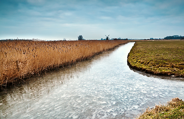 포토 JPG 해외이미지 전통 계절 문화 여행 겨울 밭 자연 하늘 아침 날씨 풍경 초원 사람없음 야외 강 농경지 냉동 얼음 풍차 추위 시골 네덜란드 운하 평야 수평선 해외포토 주간 자연요소 유럽 농업 농장 생태계 파일형식 이미지허브