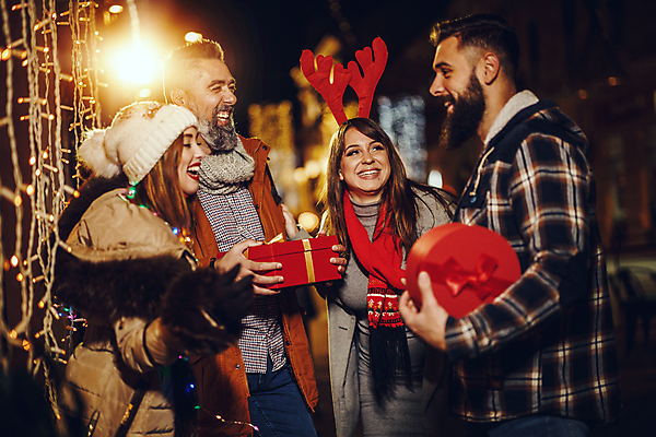 포토 JPG 해외이미지 커플 행복 크리스마스 겨울 장난 휴가 전등 새해 거리 함께함 선물 사랑 미소 웃음 사람 이벤트 여러명 야외 가로 친구 파티 놀람 우정 기쁨 추위 축하 도시 4 야간 주기 획득 해외포토 자연요소 계절 기념일 감정 다수 컨셉 관계 모션 조명 표정 숫자 파일형식 이미지허브