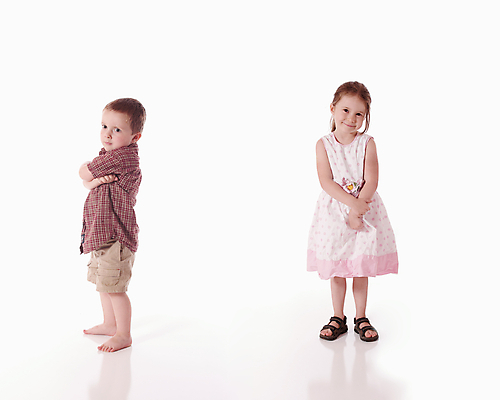 포토 JPG 해외이미지 어린이 가족 미소 웃음 소년 두명 작음 흰배경 입내밀기 언니 남동생 해외포토 남자 백그라운드 관계 모션 표정 사람 흰색 크기 자매 동생 파일형식 이미지허브