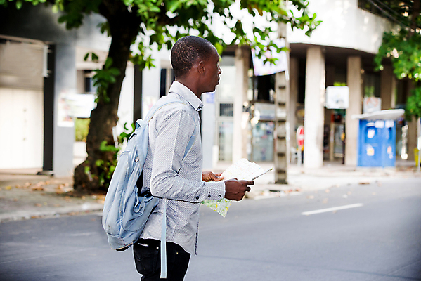 포토 JPG 해외이미지 나무 모델 손 응시 남자 얼굴 여행 셔츠 바지 배낭 자연 거리 한명 서기 사람 성인 여행객 환경 청바지 길이 고립 오리엔테이션 지리 해외포토 식물 1 시선 상의 가방 모션 하의 신체부위 생태계 파일형식 이미지허브