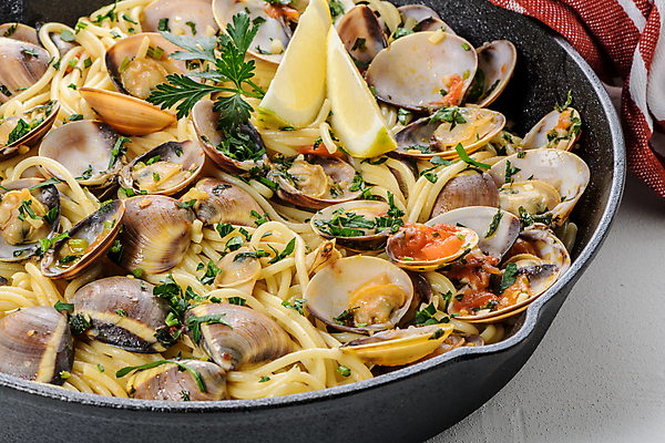 포토 JPG 해외이미지 조개 실내 근접촬영 사람없음 프라이팬 레몬 흰배경 봉골레파스타 해외포토 뷰포인트 백그라운드 과일 주방용품 어패류 파스타 내부 흰색 파일형식 이미지허브