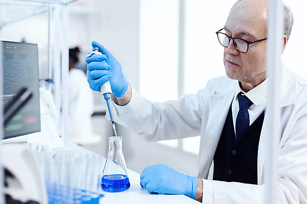 포토 JPG 해외이미지 응시 노년 남자 과학 실내 실험기구 실험 한명 들기 상반신 옆모습 실험복 실험실 과학자 시험관 넣기 연구소 노인남자한명만 방호복 해외포토 직업 1 시선 옷 뷰포인트 모션 사람 성인 내부 가운 학자 남자한명만 노인남자만 파일형식 이미지허브