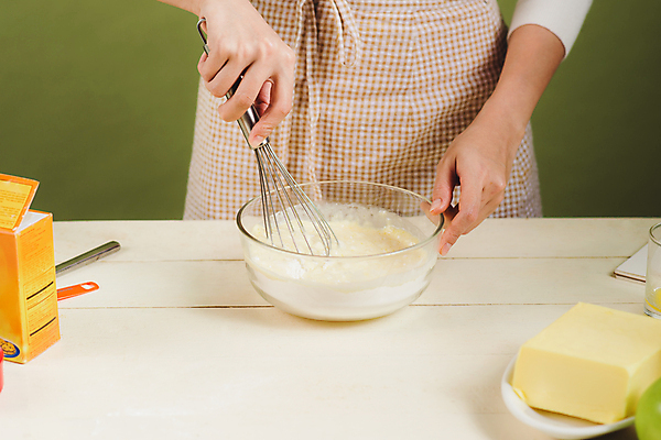 포토 JPG 해외이미지 여자 탁자 실내 요리 한명 상반신 성인 앞모습 잡기 제빵 거품기 유리그릇 버터 섞기 성인여자한명만 해외포토 1 그릇 뷰포인트 가구 모션 유리 주방용품 사람 내부 제과제빵 여자한명만 성인여자만 파일형식 이미지허브