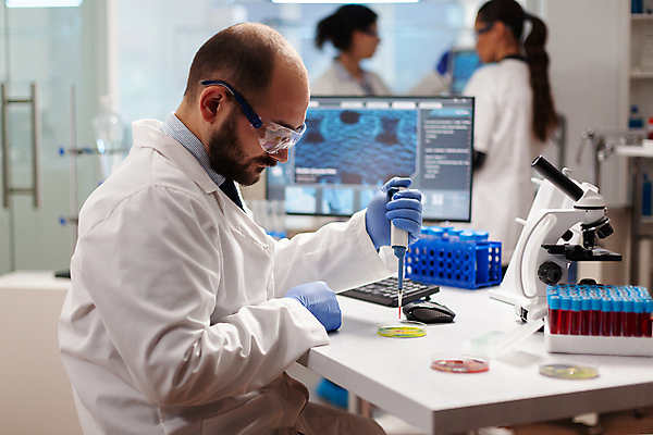 포토 JPG 해외이미지 응시 여자 남자 과학 실내 현미경 실험기구 실험 들기 상반신 성인 옆모습 아웃포커스 세명 모니터 실험복 혈액 실험실 과학자 보안경 넣기 샬레 연구소 성인만 방호복 해외포토 직업 시선 옷 뷰포인트 모션 촬영기법 사람 내부 컴퓨터 가운 안전장비 학자 파일형식 이미지허브