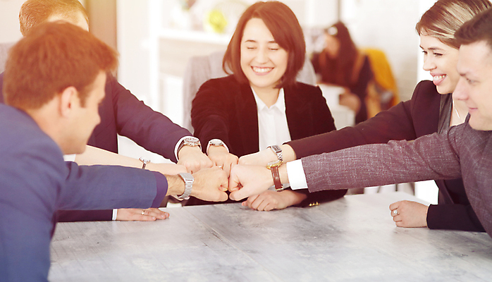 포토 JPG 해외이미지 직업 손 여자 남자 컨셉 회사 비즈니스 관계 성공 협력 함께함 관리 사람 여러명 성인 친구 힘 우정 업무 그룹 연결 심볼 커뮤니티 해결 지원 통일 콜라보레이션 해외포토 다수 신체부위 작업 파일형식 이미지허브