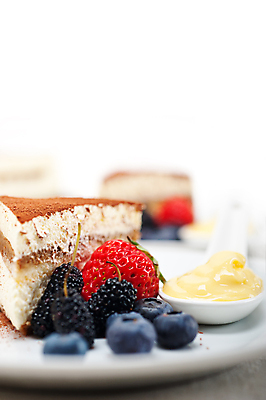 포토 JPG 해외이미지 접시 딸기 디저트 사람없음 숟가락 달콤 블루베리 블랙베리 크림치즈 티라미수 해외포토 식기 음식 과일 치즈 수저 맛 파일형식 이미지허브