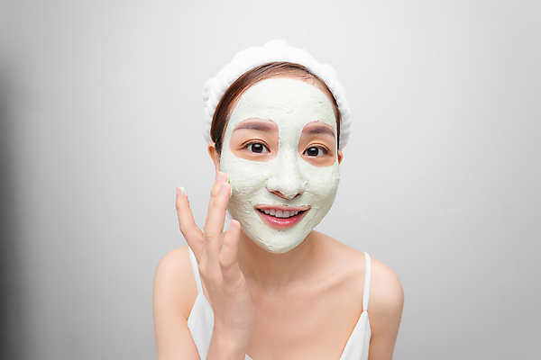 포토 JPG 해외이미지 응시 여자 실내 한명 동양인 손짓 상반신 성인 앞모습 뷰티 터치 피부관리 흰배경 마스크팩 성인여자한명만 해외포토 1 시선 뷰포인트 백그라운드 모션 사람 인종 내부 흰색 팩 여자한명만 성인여자만 파일형식 이미지허브