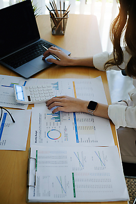 포토 JPG 해외이미지 여자 비즈니스 한명 들기 상반신 성인 옆모습 노트북 사무실 펜 터치 계산기 타이핑 업무 문서 성인여자한명만 해외포토 1 뷰포인트 모션 문구용품 사람 전자제품 필기구 장비 작업 여자한명만 성인여자만 파일형식 이미지허브