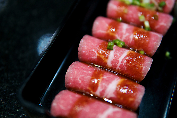 포토 JPG 해외이미지 접시 음식 조각 백그라운드 다이어트 재료 건강 육류 돼지고기 요리 사람없음 빨간색 식사 저녁식사 소고기 신선 맛 그릴 바비큐 자르기 날씬함 햄 날것 슬라이스 맛있는 해외포토 식기 컬러 컨셉 식재료 모션 주방용품 몸매 파일형식 이미지허브