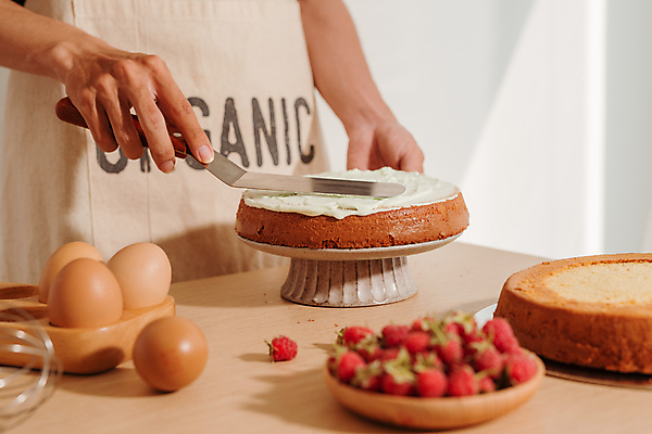 포토 JPG 해외이미지 남자 탁자 실내 요리 한명 들기 상반신 성인 옆모습 케이크 계란 나이프 생크림 바르기 산딸기 제빵 나무그릇 성인남자한명만 해외포토 1 그릇 식기 뷰포인트 가구 과일 모션 디저트 사람 내부 목재 제과제빵 알 칼 크림 남자한명만 성인남자만 파일형식 이미지허브