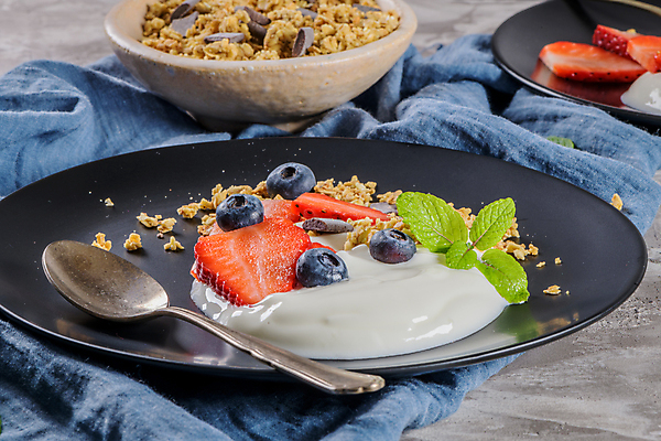 포토 JPG 해외이미지 접시 회색배경 딸기 단면 실내 사람없음 숟가락 식탁보 시리얼 민트 블루베리 슬라이스 요거트 해외포토 식기 음식 백그라운드 과일 유제품 수저 내부 회색 허브 파일형식 이미지허브