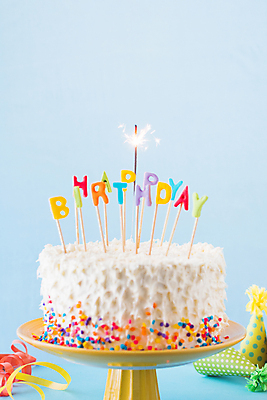 포토 JPG 해외이미지 접시 리본 폭죽 실내 사람없음 파티 케이크 축하 생일 생일케이크 즐거움 파란배경 생일축하 해외포토 식기 기념일 감정 백그라운드 컨셉 디저트 이벤트 내부 파란색 파일형식 이미지허브