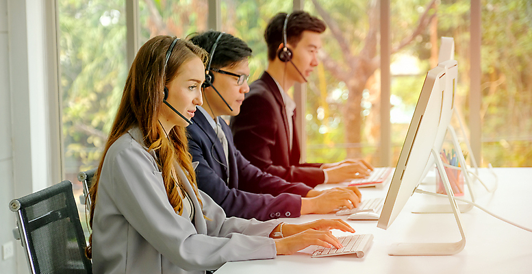 포토 JPG 해외이미지 직업 여자 회사 비즈니스 통신 노동자 대화 사람 성인 세명 스마트폰 컴퓨터 세트 사무실 헤드폰 업무 비즈니스우먼 센터 중개인 전화기 고객 동료 마이크 서비스 컨설턴트 텔레마케팅 안내원 부름 운영자 지원 채팅 헬프 해외포토 음향기기 관계 모션 말하기 전자제품 핸드폰 스마트기기 작업 도움 직장인 전문직 서비스업 상담 파일형식 이미지허브