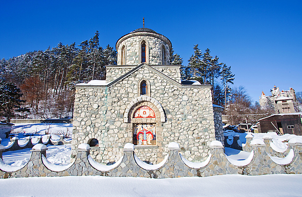 포토 JPG 해외이미지 전통 기독교 종교 문화 여행 십자가 건축양식 자연 사람없음 야외 파란색 교회 바위 중세 역사 심볼 그림 종탑 루마니아 고딕 신앙심 옛날 해외포토 건축 유럽 컬러 종교건축 건물 탑 돌_바위 생태계 파일형식 이미지허브