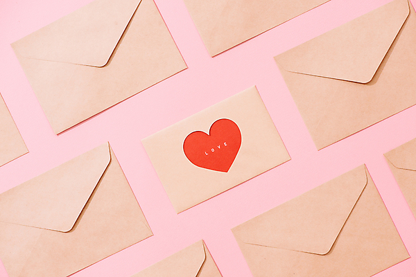 포토 JPG 해외이미지 프로포즈 편지봉투 실내 발렌타인데이 사랑 사람없음 하트 목업 분홍색배경 해외포토 모양 감정 분홍색 백그라운드 데이이벤트 봉투 내부 편지 파일형식 이미지허브