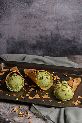 포토 JPG 해외이미지 회색배경 쟁반 실내 사람없음 달콤 콘아이스크림 부스러기 피스타치오 해외포토 백그라운드 아이스크림 내부 회색 견과류 맛 파일형식 이미지허브