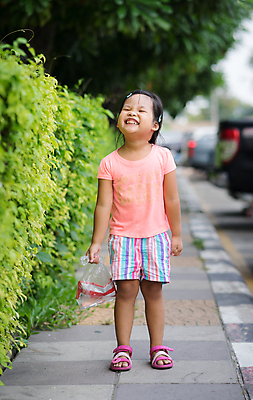 포토 JPG 해외이미지 나무 1 라이프스타일 공원 행복 어린이 여행 컨셉 가방 자동차 거리 한명 미소 사람 동양인 야외 초록색 달리기 걷기 산책 기쁨 흰색 잡기 떨어짐 위험 오솔길 걸음마 해외포토 식물 잡화 공공시설 감정 길 육상교통 컬러 모션 휴식 표정 인종 생활 파일형식 이미지허브