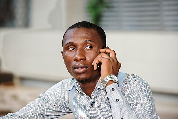 포토 JPG 해외이미지 응시 남자 얼굴 백그라운드 셔츠 인터넷 통신 모바일 한명 사람 앉기 성인 스마트폰 카메라 검은색 잡기 우아함 소프트포커스 무선전화기 스마트 손목시계 부름 온라인 고립 해외포토 1 시선 시계 컬러 컨셉 상의 장신구 모션 촬영기법 신체부위 전자제품 핸드폰 스마트기기 전화기 파일형식 이미지허브