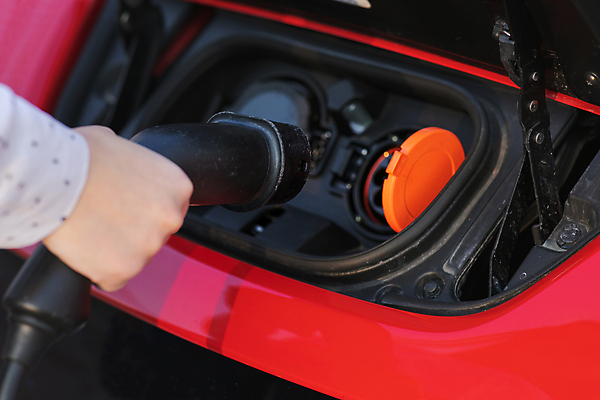 포토 JPG 해외이미지 손 산업 과학 자동차 미래 거리 한명 야외 힘 재활용 펼침 장비 운전 에너지 흰색 도시 절약 닫기 콘센트 플러그 역 연결 주차 묘사 서비스 만족 생태계 상업 엔진 모터 진행 로딩 베터리 요금 자동 공급 해외포토 1 감정 육상교통 컬러 컨셉 교통시설 모션 사람 신체부위 친환경 파일형식 이미지허브