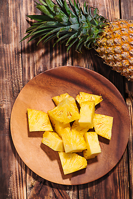 포토 JPG 해외이미지 실내 사람없음 파인애플 과일조각 나무접시 나무배경 해외포토 접시 조각 백그라운드 과일 내부 열대과일 파일형식 이미지허브