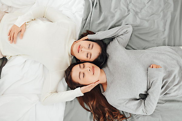 포토 JPG 해외이미지 커플 여자 여유 휴식 실내 동양인 상반신 성인 두명 앞모습 눕기 눈감음 동성애자 감싸기 성인여자만 집콕 해외포토 감정 뷰포인트 컨셉 관계 모션 사람 인종 내부 신조어 여자만 성인만 파일형식 성소수자 앳홈라이프 이미지허브