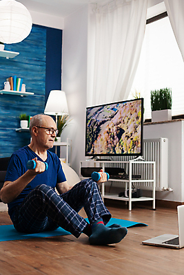 포토 JPG 해외이미지 전신 라이프스타일 응시 노년 남자 거실 건강 한명 들기 앉기 옆모습 노트북 운동복 운동 스트레칭 아령 매트 연습 노인남자한명만 해외포토 1 시선 옷 뷰포인트 모션 사람 성인 생활 전자제품 남자한명만 노인남자만 파일형식 이미지허브