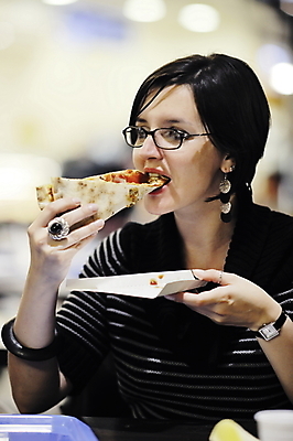 포토 JPG 해외이미지 백인 1 라이프스타일 접시 응시 여자 행복 음료 음식 조각 다이어트 치즈 피자 실내 건강 한명 미소 사람 성인 가로 식당 와인 식사 저녁식사 이탈리아 기쁨 잡기 먹기 배고픔 속도 토막 점심식사 해로움 해외포토 서양인 식기 시선 감정 유럽 컨셉 모션 유제품 주류 패스트푸드 서양음식 표정 내부 생활 상점 파일형식 이미지허브