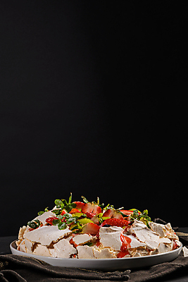 포토 JPG 해외이미지 접시 딸기 검은배경 디저트 실내 사람없음 케이크 식탁보 달콤 민트 머랭 해외포토 식기 음식 백그라운드 과일 내부 검은색 맛 허브 파일형식 이미지허브