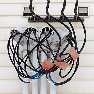 포토 JPG 해외이미지 외관 벽 넥타이 주택 외벽 사람없음 건물 목재 힘 에너지 전선 연결 접속 교차로 상업 철사 복잡 설치 전압 현재 공급 해외포토 나무 건축물 잡화 길 컨셉 재료 파일형식 이미지허브