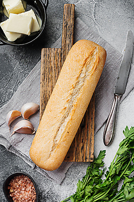 포토 JPG 해외이미지 그릇 채소 회색배경 실내 마늘 사람없음 하이앵글 식탁보 나이프 바게트 버터 나무도마 핑크솔트 해외포토 식기 빵 뷰포인트 백그라운드 도마 내부 목재 회색 칼 소금 파일형식 이미지허브